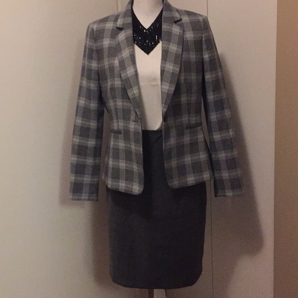 Loft heather grey pencil skirt. Perfect for work. - Picture 2 of 8